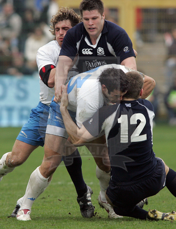 Rbs Sei Nazioni 2006, Roma, stadio Flaminio 18/03/2006, Italia v Scozia, Gonzalo Canale impatta su Henderson. Foto Daniele Resini/Fotosportit
