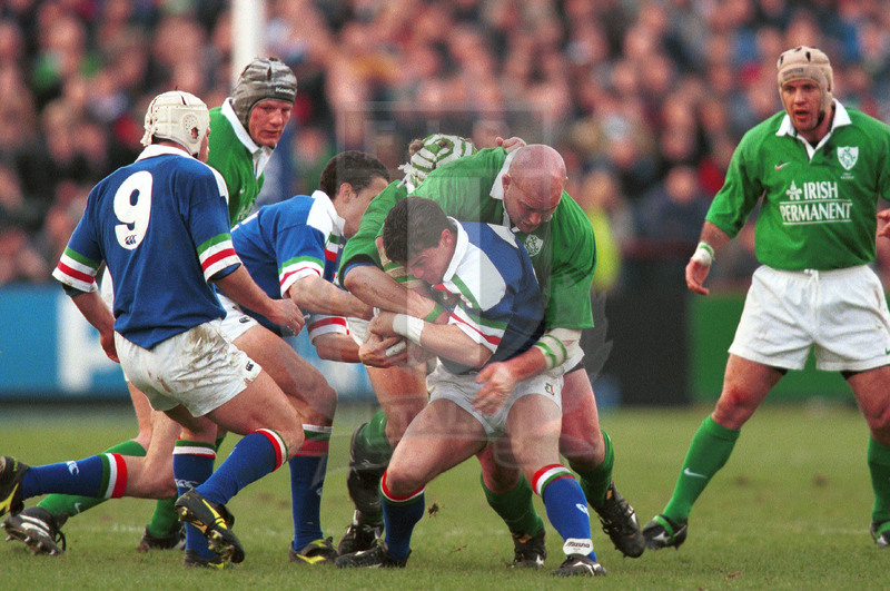 Lloyds TSB Sei Nazioni 2000, Round 3, Dublino, Lansdowne Road 04/03/2000, Irlanda v Italia, Giacomo Preo si difende da John Hayes. Foto Daniele Resini/Fotosportit