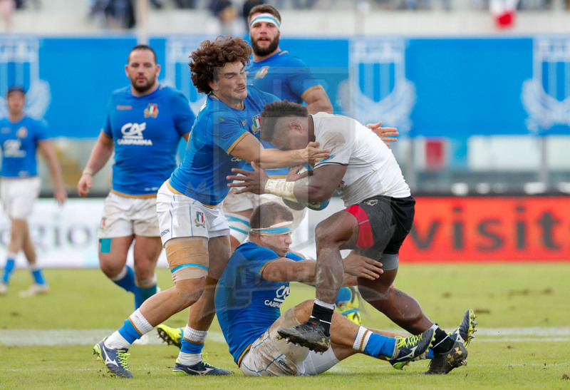 Credit Agricole Cariparma Test Match 2017, Catania, Stadio Massimino, 11-11-2017, Italia v Fiji. Josua Tuisova fermato da Tommaso Boni e Tommaso Castello. Foto: Roberto Bregani / Fotosportit