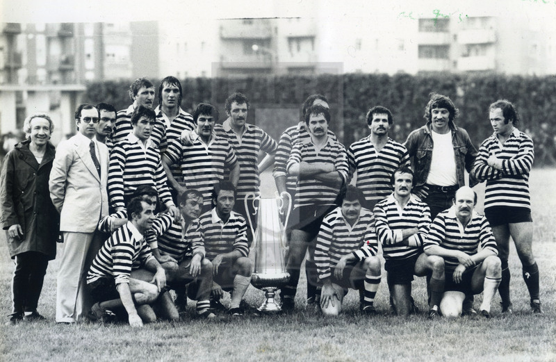 Club a invito 1978, Brescia, la formazione delle Zebre che ha batturo il Cardiff. In piedi: il massaggiatore Freddi, il presidente Lorenzo Bonomi, Bona, Marchetto, Munro, Naudé, Franzone, Howls, Burgess (seminascosto), Spagnoli, Paoletti, Bollesan, Salsi. Accosciati: Pardiés, Vezzani, Puppo, Modonesi, Falsaperla, Ghizzoni, Cornwall.