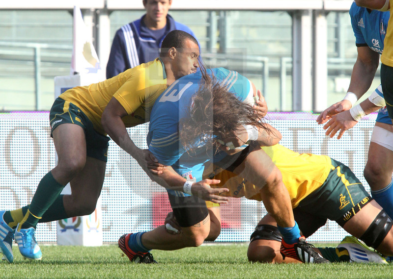 Cariparma test match 2013, Torino, stadio Olimpico, 9 novembre 2013, Italia v Australia, Martin Castrogiovanni fermato da due avversari (in piedi Gwenia).