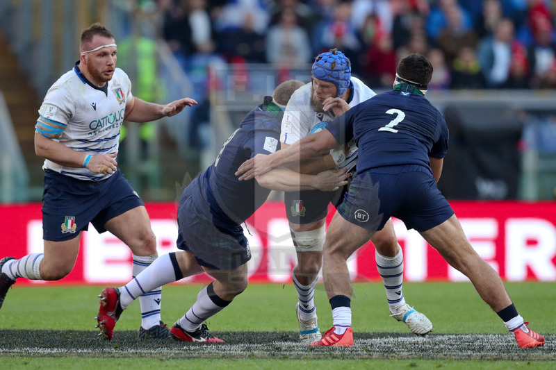 Guinness Sei Nazioni 2020, Round 3, Roma, Stadio Olimpico, 22/02/2020, Italia v Scozia. Dean Budd.fermato da Allan Dell e Stuart McInally- Foto Roberto Bregani/Fotosportit