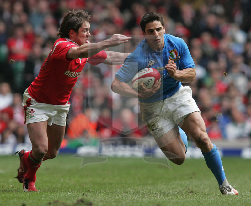 Rbs Sei Nazioni 2006, Round 3, Cardiff, Millennium Stadium 11/03/2006, Galle v Italia, Ludovico Nitoglia affronta Shane Willians. Foto Daniele Resini/Fotosportit