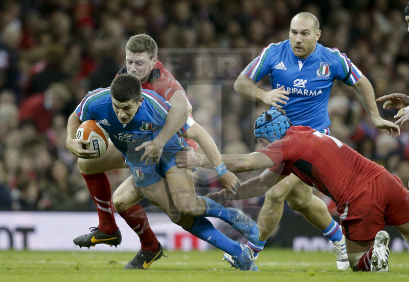 RBS 6 Nazioni 2014, Cardiff, Millennium Stadium, 1/02/2014, Galles v Italia. Tommaso Alla viene attaccato da Rhys Priestland e Justin Tipuric (destra) Foto Roberto Bregani/Fotosportit