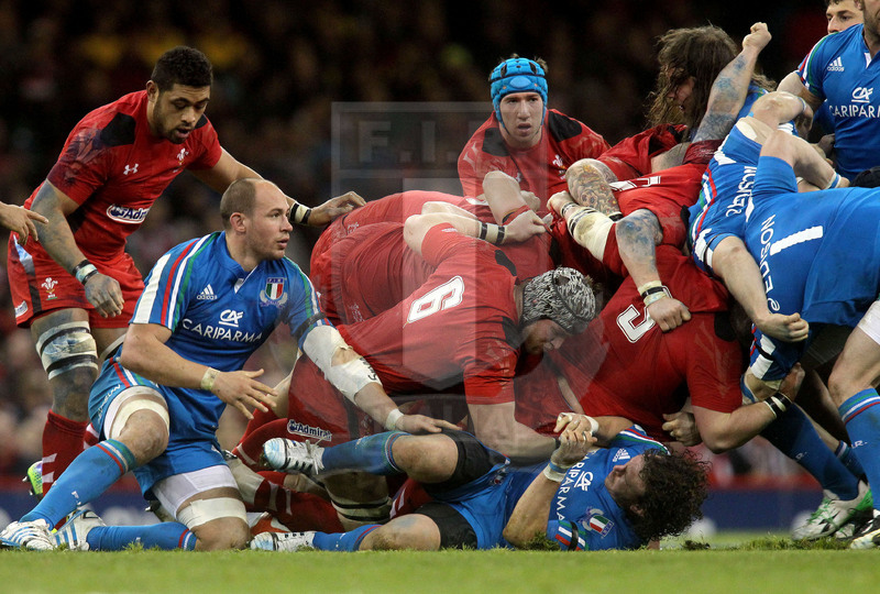 Sei Nazioni 2014, Cardiff. Millennium Stadium, 01/02/2014. Galles v Italia, crollo delle mischie. Parisse e Bergamasco a terra.