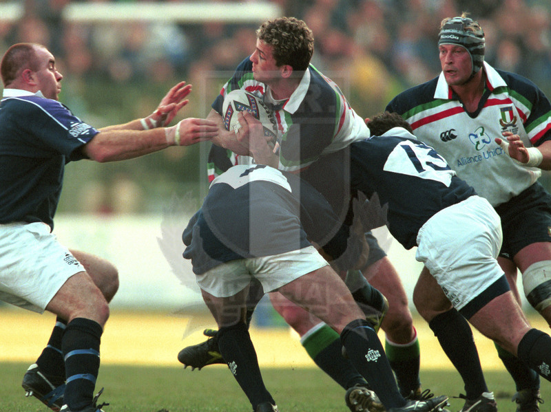 Lloyds TSB Sei Nazioni 2000, Round 1, Roma, stadio Flaminio 05/02/2000, Italia v Scozia, Manuel Dallan impegna tre avversari. Foto Daniele Resini/Fotosportit