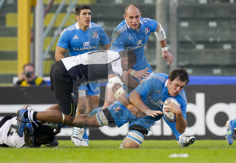 Cariparma Test Match 2013, Cremona, Stadio Zini, 16-11-2013, Italia v Fiji. Valerio Bernabò viene fermato da Jereremaia Yanuyanutawa e Apisai Naikatini (a terra) Foto Roberto Bregani