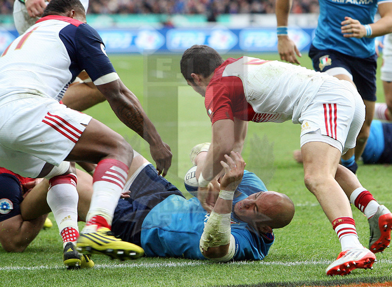 Rbs Sei Nazioni 2016, round 1, Parigi, Stade de France 06/02/2016, Francia v Italia, Parisse fermato a un passo dalla meta. Foto Daniele Resini/Fotosportit