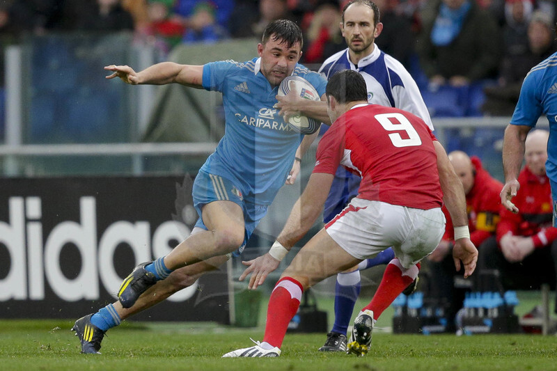 RBS 6 Nazioni 2013, Roma, Stadio Olimpico, 23-02-2013, Italia v Galles. Simone Favaro cerca di superare di slancio Mike Phillips