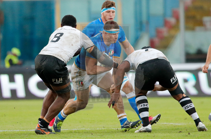 Credit Agricole Cariparma Test Match 2017, Catania, Stadio Massimino, 11-11-2017, Italia v Fiji. Una carica di Tommaso Castello su Nemani Nagusa e Akapusi Qera. Foto: Roberto Bregani / Fotosportit