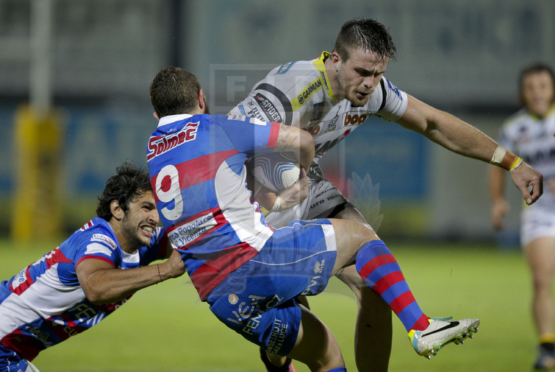 Eccellenza 2013-2014, Finale, Calvisano (BS), 31-05-2014, Peroni Stadium, Calvisano v Vea Femi CZ Rovigo. Braam Steyn placcato da Luciano Javier Rodriguez e Marco Frati. Foto: Roberto Bregani