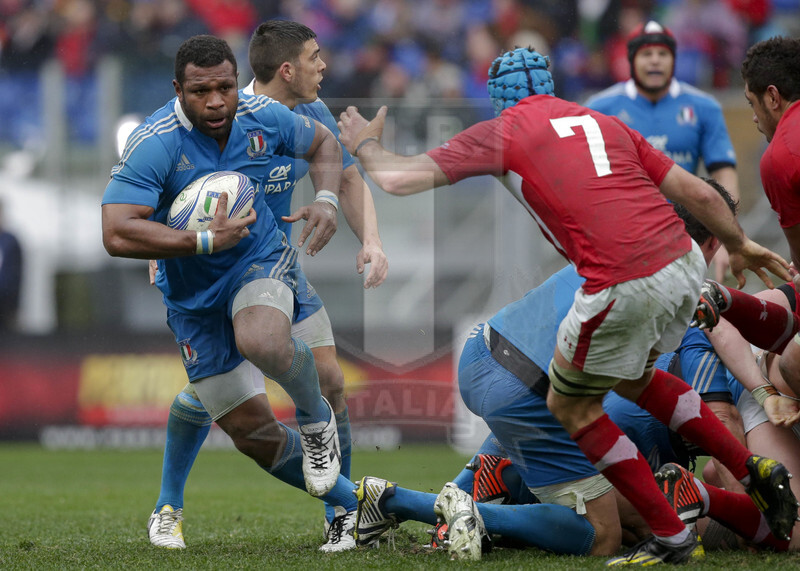RBS 6 Nazioni 2013, Roma, Stadio Olimpico, 23-02-2013, Italia v Galles. Manoa Vosawai esce ovale in mano dalla ruck e deve affrontare l\