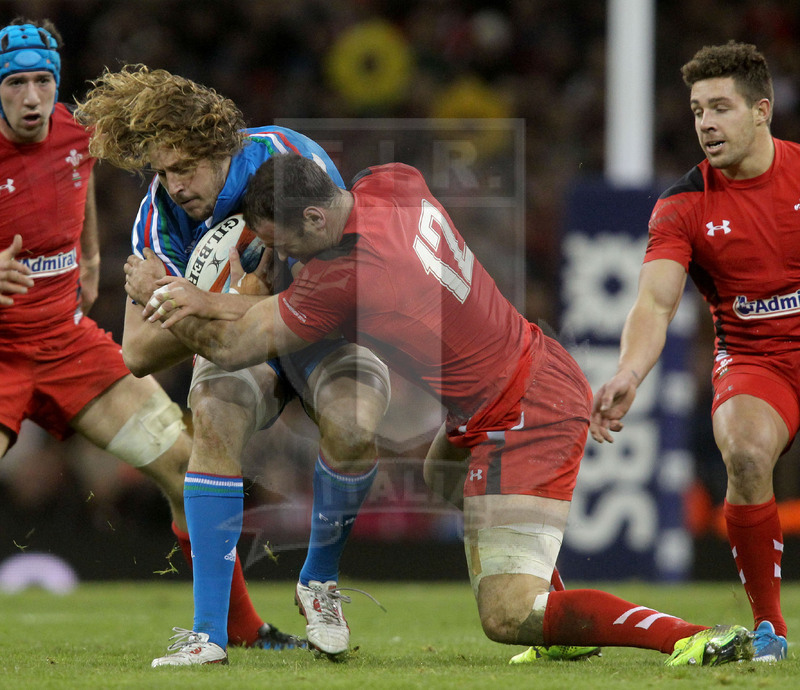 Sei Nazioni 2014, Cardiff. Millennium Stadium, 01/02/2014. Galles v Italia, Joshua Furno fermato da Jamie Roberts. Foto Daniele Resini/Fotosportit