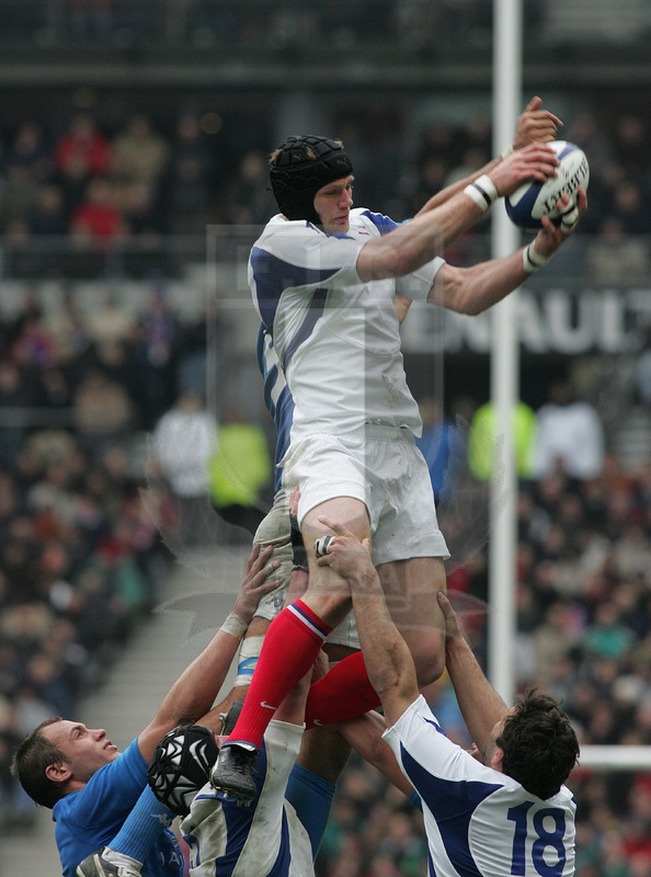 Sei Nazioni 2006, Parigi, Stade de France 25/02/2006, Francia v Italia, Jerome Thion conquista palla in touche. Foto Daniele Resini/Fotosportit