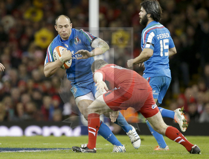 RBS 6 Nazioni 2014, Cardiff, Millennium Stadium, 1/02/2014, Galles v Italia. Sergio Parisse si appresta ad affrontare l\