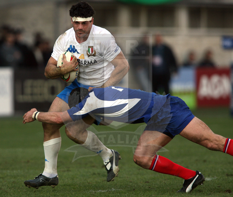 Sei Nazioni 2007, Roma, stadio Flaminio 03/02/2007, Italia v Francia, Andrea Masi difende palla. Foto Daniele Resini/Fotosportit