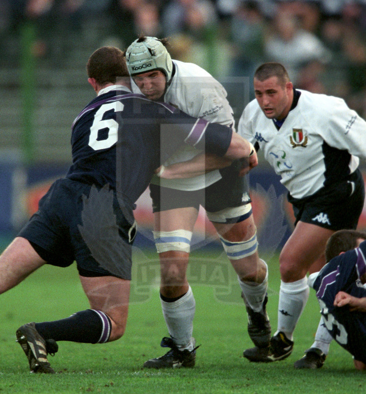 Rbs Sei Nazioni 2002, Roma, stadio Flaminio 16/02/2002, Italia v Scozia, Santiago Dellapè impatta. Accorre Pucciariello. Foto Daniele Resini/Fotosportit