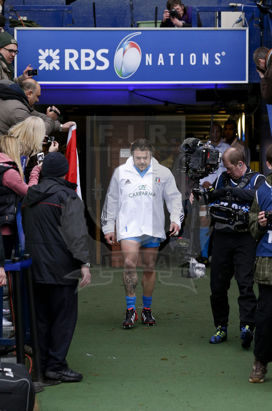 RBS 6 Nazioni 2013, Edimburgo, Murrayfield Stadium, 9-02-2013, Scozia v Italia. Lo Cicero entra in campo da solo per celebrare il suo centesimo cap