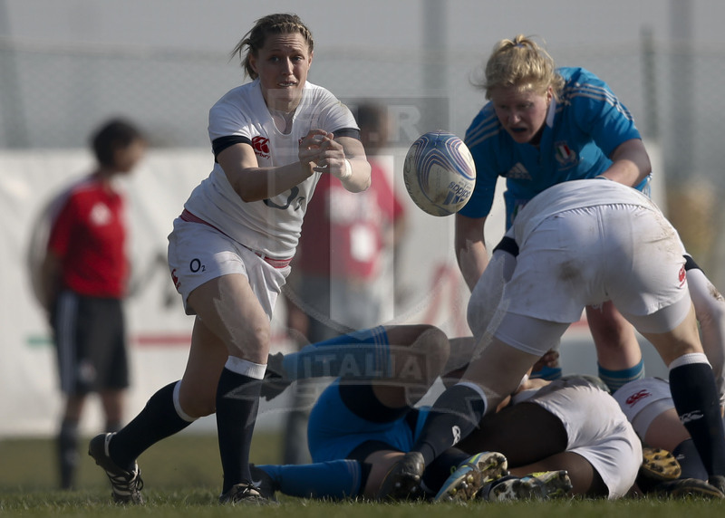 RBS 6 Nazioni Femminile 2014, Rovato (BS), Stadio Giulio e Silvio Pagani, 16-03-2014, Italia v Inghilterra. Natasha Hunt apre palla. Foto: Roberto Bregani
