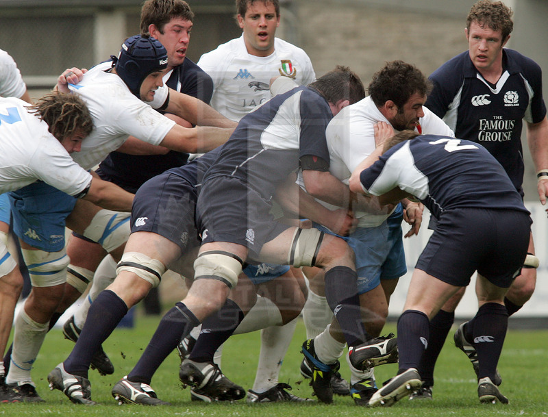 Rbs Sei Nazioni 2006, Roma, stadio Flaminio 18/03/2006, Italia v Scozia, una carica di Salvatore "Totò" Perugini chiuso dalla difesa scozzese. Foto Daniele Resini/Fotosportit