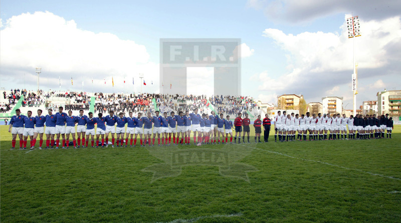 Rugby Europe Under18 Championship, prima edizione, Veneto 2004, le finaliste, Francia e Inghilterra, schierate alla cerimonia degli inni. Foto Daniele Resini/Fotosportit
