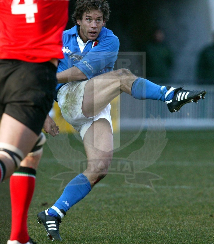 Sei Nazioni 2003, Roma, Stadio Flaminio 2003/02/15, Italia v Galles, Diego Dominguez al drop vincente. Foto Daniele Resini/Fotosportit