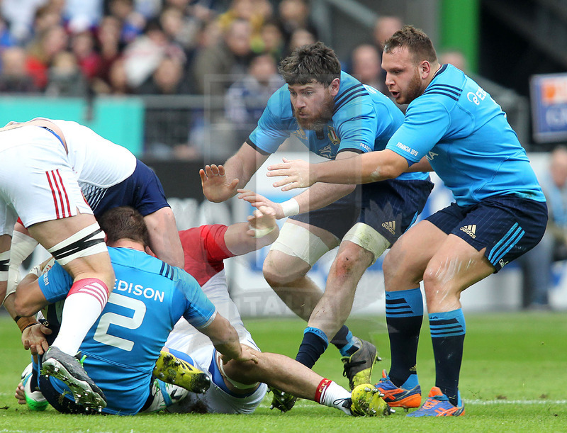 Rbs Sei Nazioni 2016, round 1, Parigi, Stade de France 06/02/2016, Francia v Italia, Biagi e Lovotti arrivano a "pulire" una ruck. Foto Daniele Resini/Fotosportit