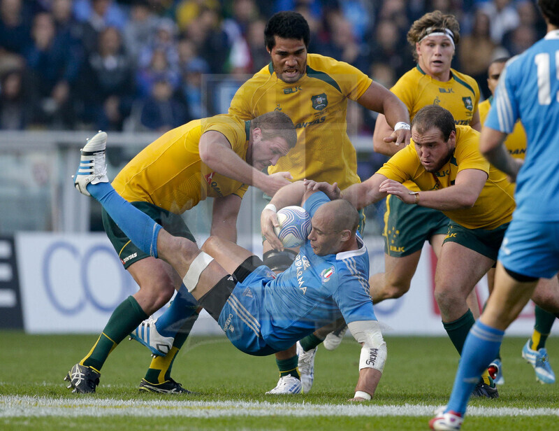 Cariparma Test Match 2013, Torino, Stadio Olimpico, 9-11-2013, Italia v Australia. Sergio Parisse viene atterrato dagli australiani Foto Roberto Bregani