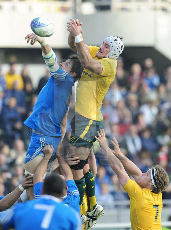 Cariparma Test Match 2013 - 09/11/2013 - Torino, Stadio Olimpico - Italia v Australia - Alessandro Zanni anticipa Ben Mooven durante una touche
