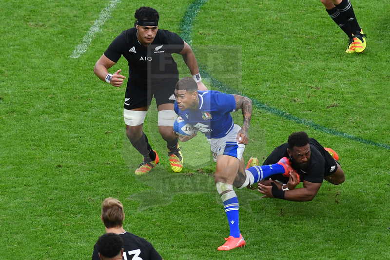 Autumn Nations Series 2021, Roma, Stadio Olimpico, 06/11/2021, Itallia vs Nuova Zelanda Monty Ioane rompe un placcaggio. Foto Massimo Insabato/Fotosportit