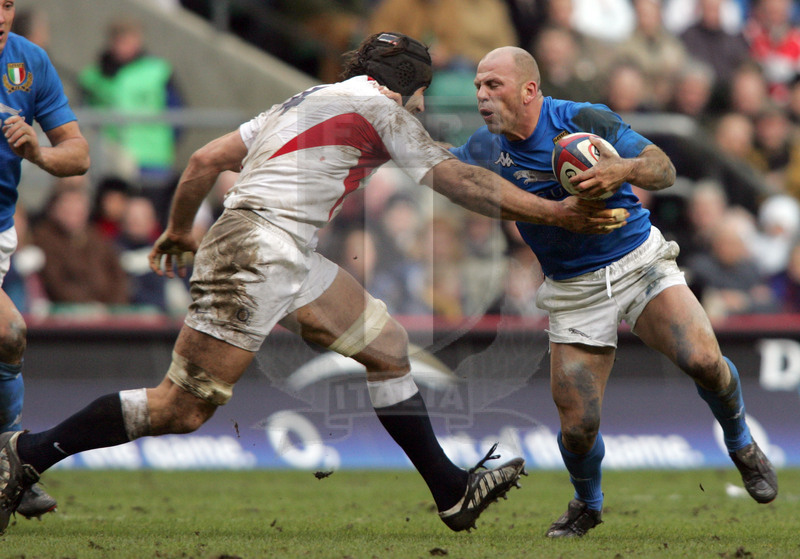 Rbs Sei Nazioni 2005, Londra, Twickenham 12/03/2005, Inghilterra v Italia, Alessandro Troncon impatta su Danny Grewcock. Foto Daniele Resini/Fotosportit