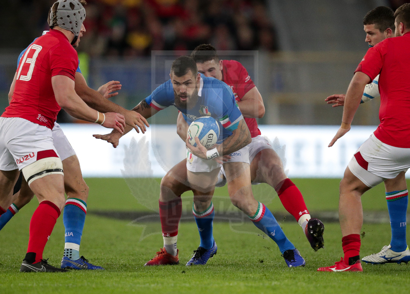 Guinness Sei Nazioni 2016, Round 2, Roma, Stadio Olimpico, 9/02/2019, Italia v Galles. Jardern Hayward tenta di ferzare la difesa gallese. Foto Roberto Bregani/Fotosportit