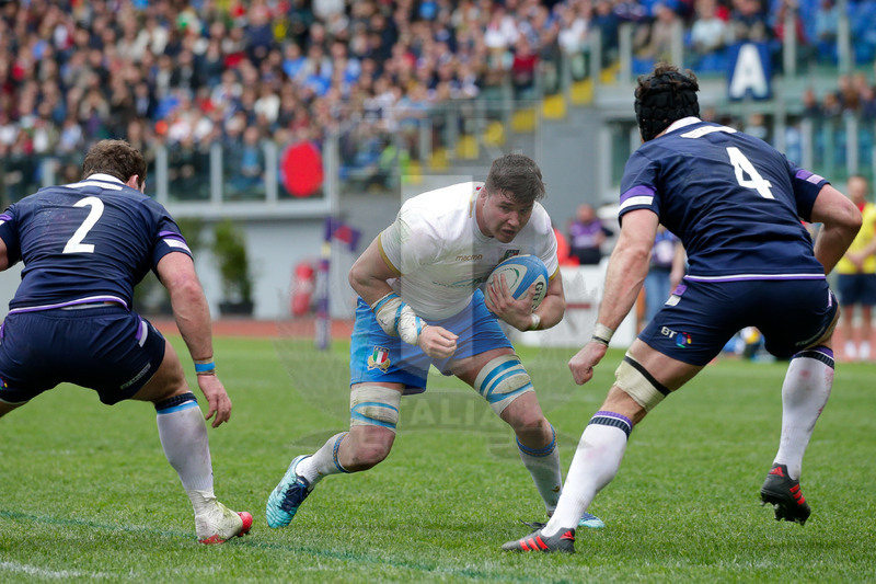 Natwest Sei Nazioni 2018, Roma, Stadio Olimpico, 17/03/2018, Italia v Scozia. Sebastian Negri attacca Tim Swinson (d) e Fraser Brown. Foto: Roberto Bregani/Fotosportit
