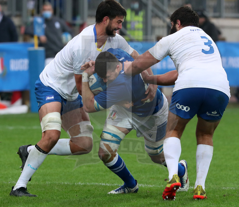 Autumn Nations Series 2021, Parma, stadio Lanfranchi 20/11/2021, Itallia v Uruguay, Sebastian Negri a testa bassa per forzare un doppio placcaggio. Foto Daniele Resini/Fotosportit