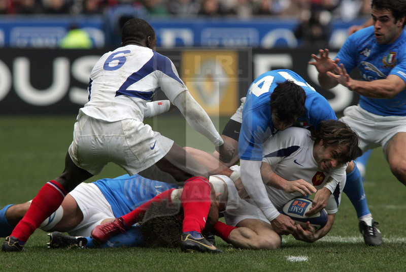 Sei Nazioni 2006, Parigi, Stade de France 25/02/2006, Francia v Italia, Dominici portato a terra da Canavosio. Foto Daniele Resini/Fotosportit