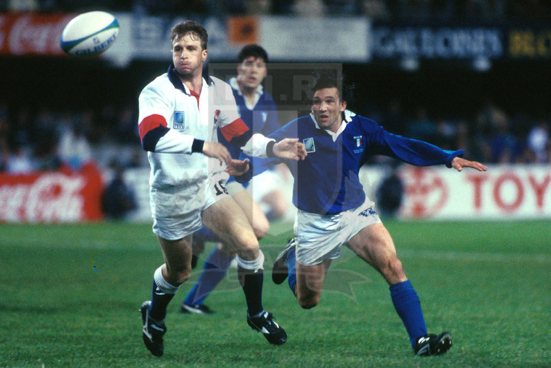 Rugby World Cup 1995, Pool B, Durban, Kings Park 31/05/1995, Inghilterra v Italia, palla contesa fra Mike Catt e Ivan Francescato Foto Daniele Resini/Fotosportit