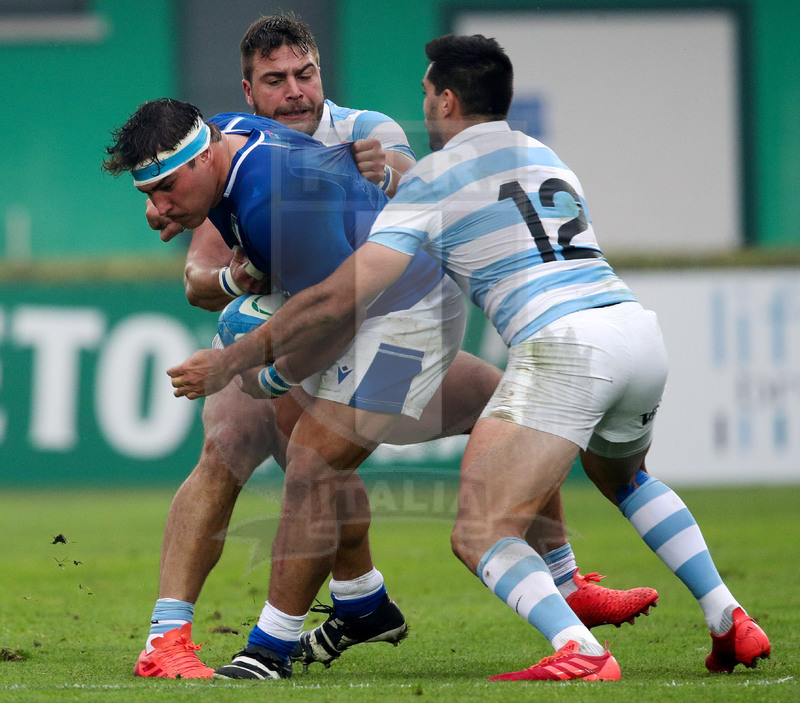 Autumn Nations Series 2021, Treviso, Stadio di Monigo, 13-11-2021, Italia vs Argentina. Ivan Nemer placcato da Jeronimo De La Fuente e Julian Montoya (s). Foto: Roberto Bregani/Fotosportit