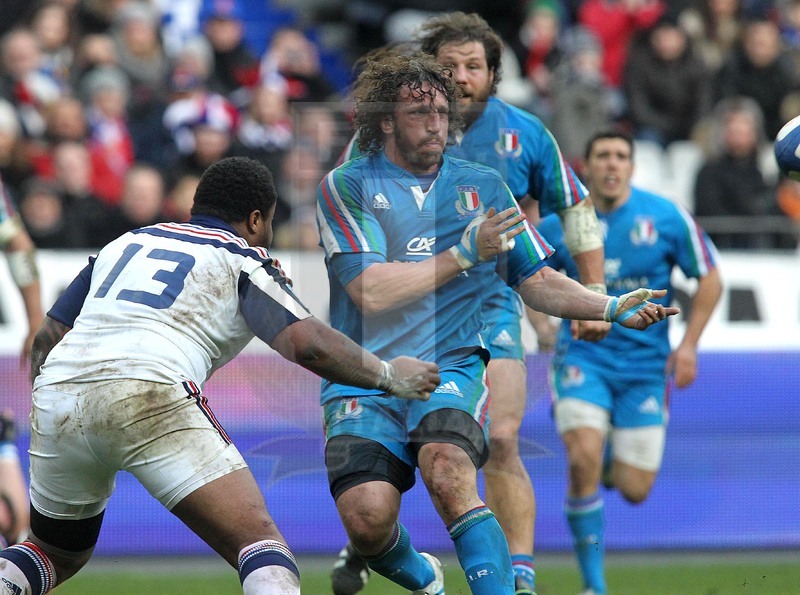 Rbs 6 Nazioni 2014, round 2, Parigi, Stade de France 09/02/2014, Francia v Italia, il passaggio di Mauro Bergamasco intercettato. Foto Daniele Resini/Fotosportit