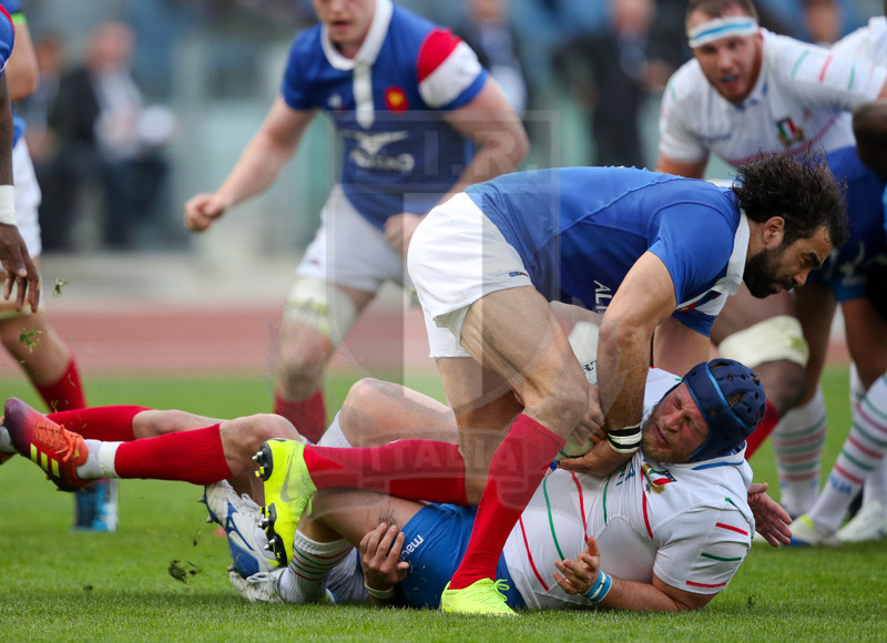 Guinness Sei Nazioni 2019, Round 5, Roma, Stadio Olimpico, 16/03/2019, Italia v Francia. Luca Bigi deve difendere il poosesso dell\
