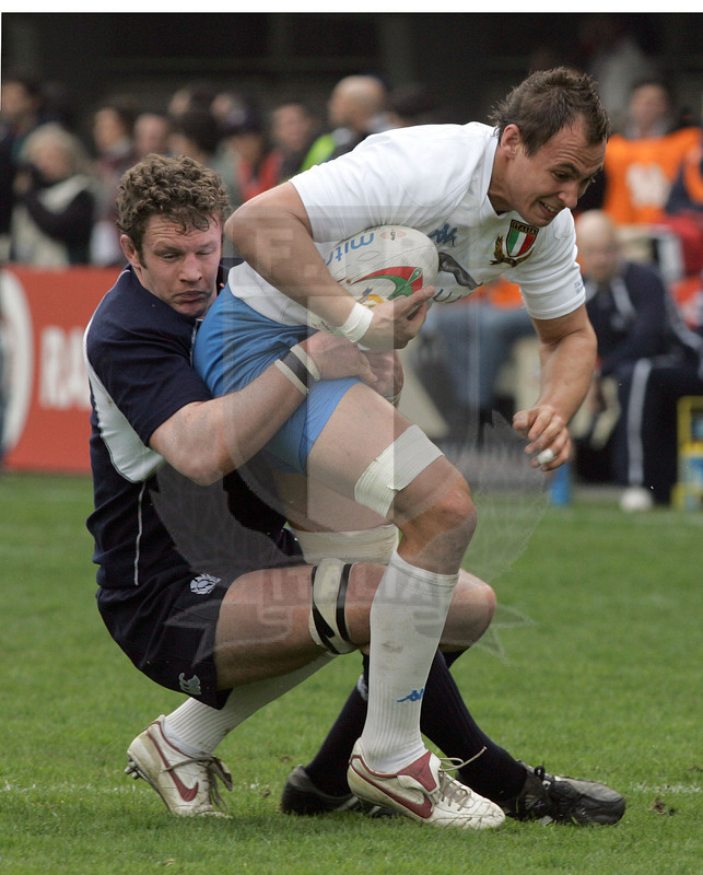 Rbs Sei Nazioni 2006, Roma, stadio Flaminio 18/03/2006, Italia v Scozia, Sergio Parisse fermato da White. Foto Daniele Resini/Fotosportit