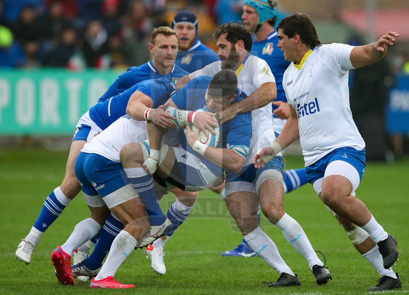 Autumn Nations Series 2021, Parma, Stadio Lanfranchi, 20-11-2021, Italia vs Uruguay.
Sebastian Negri braccato da Santiago Civetta (d) e Nicolas Freitas.
Foto: Roberto Bregani/Fotosportit