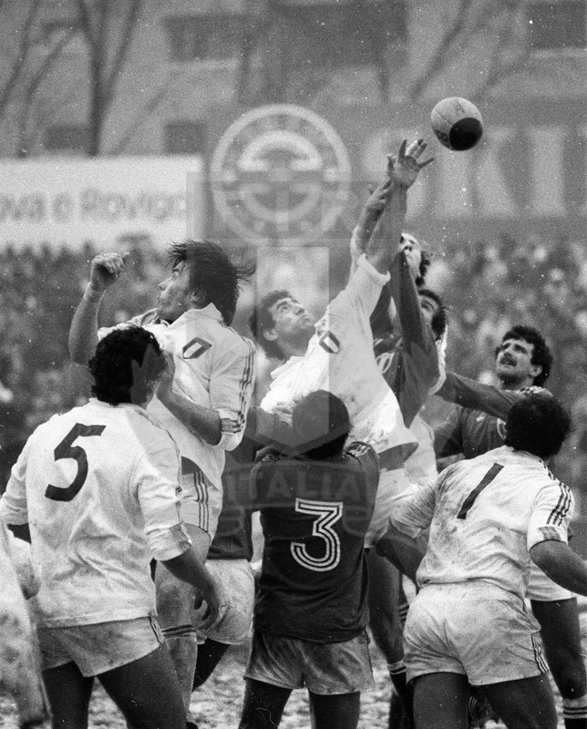 Coppa Europa Fira 1983, Rovigo, stadio Battaglini 06/02/1983, Italia v Francia A1, Beppe Artuso in una touche contrastata.
