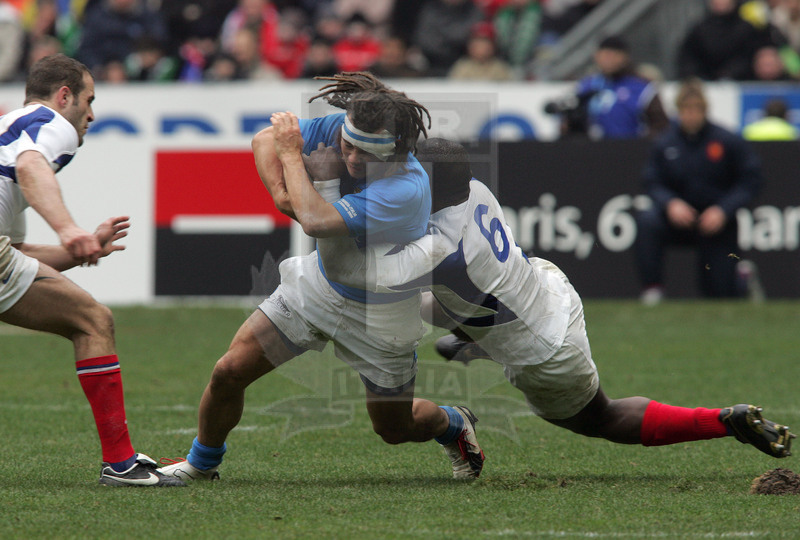 Sei Nazioni 2006, Parigi, Stade de France 25/02/2006, Francia v Italia, Paul Griffen portato a terra da Nyanga. Foto Daniele Resini/Fotosportit