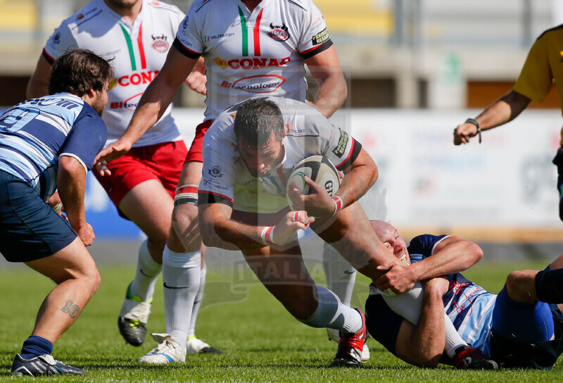Rugby, Serie A 2015-2016, Finale, Viadana (MN), Stadio Zaffanella, 22-05-2016, Conad Reggio v Tossini Pro Recco. Luca Redolfini placcato da Bastien Agniel. Foto: Roberto Bregani / Fotosportit