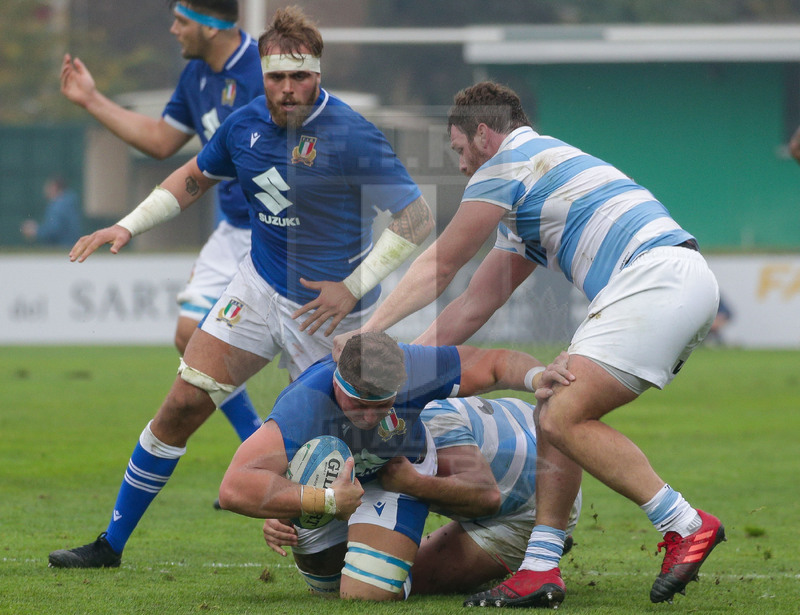 Autumn Nations Series 2021, Treviso, Stadio di Monigo, 13-11-2021, Italia vs Argentina. Giovanni Licata messo a terra.  Carlos Montoya aiuta in difesa. Accorre Niccolò Cannone. Foto: Roberto Bregani/Fotosportit