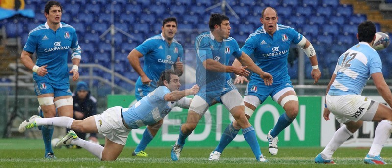 Cariparma test match 2013, Roma 23/11/2013, Italia v Argentina, Edoardo Gori attaccato da Sanchez. Dietro, Zanni, Venditti e Parisse. Foto Daniele Resini/Fotosportit