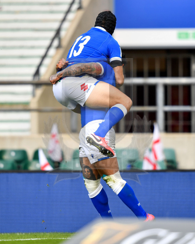 Guinness Sei Nazioni 2021, Round 2, Londra, Twickenham 13/02/2021, Inghilterra v Italia, Monty Ioane festeggiato da Brex dopo la prima meta azzura. Foto Graig Thomas/Fotosportit