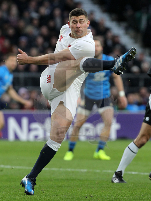RBS Sei Nazioni 2017, Londra, Twickenham 26/02/2017, Inghilterra v Italia, calcio tattico di Ben Youngs. Foto daniele Resini/Fotosportit