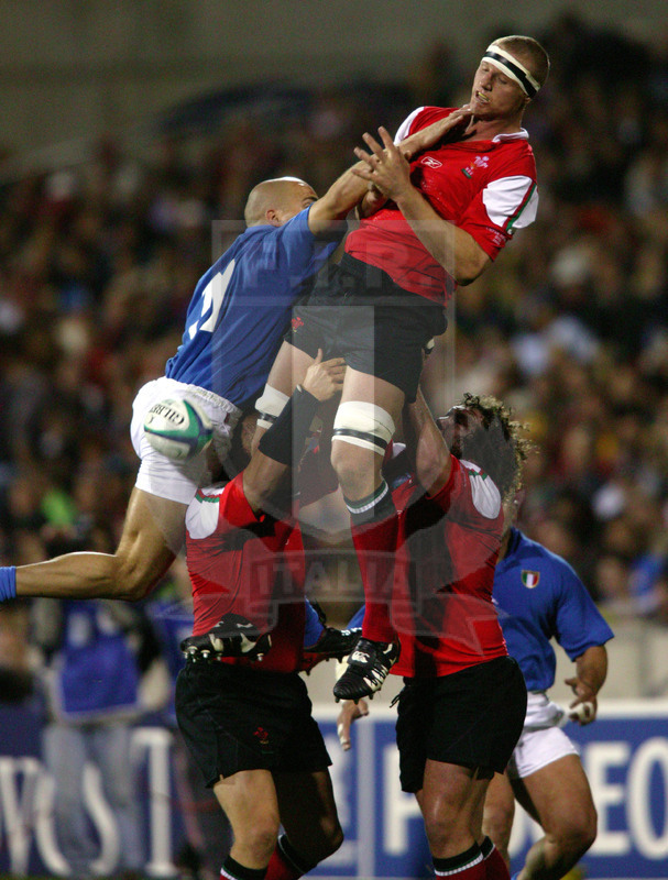 Rugby World Cup 2003, Pool D, Canberra, Canberra Stadium 21/10/2003, Galles v Italia, Denis Dallan contende un pallone alto a Brent Cockbain. Foto Daniele Resini/Fotosportit