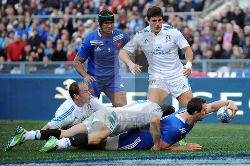 Picamoles si appresta a segnare la prima meta della Francia